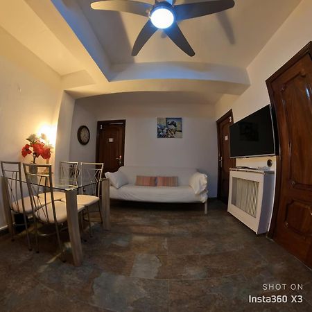Habitaciones Individuales En Apartamento Madrid Bagian luar foto