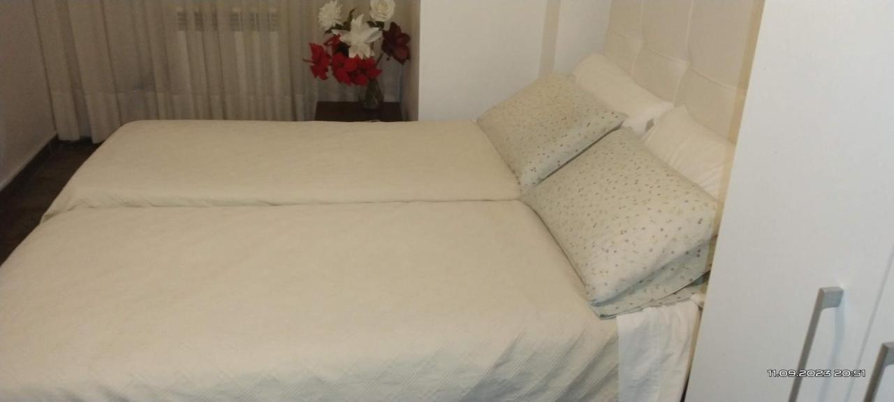 Habitaciones Individuales En Apartamento Madrid Bagian luar foto