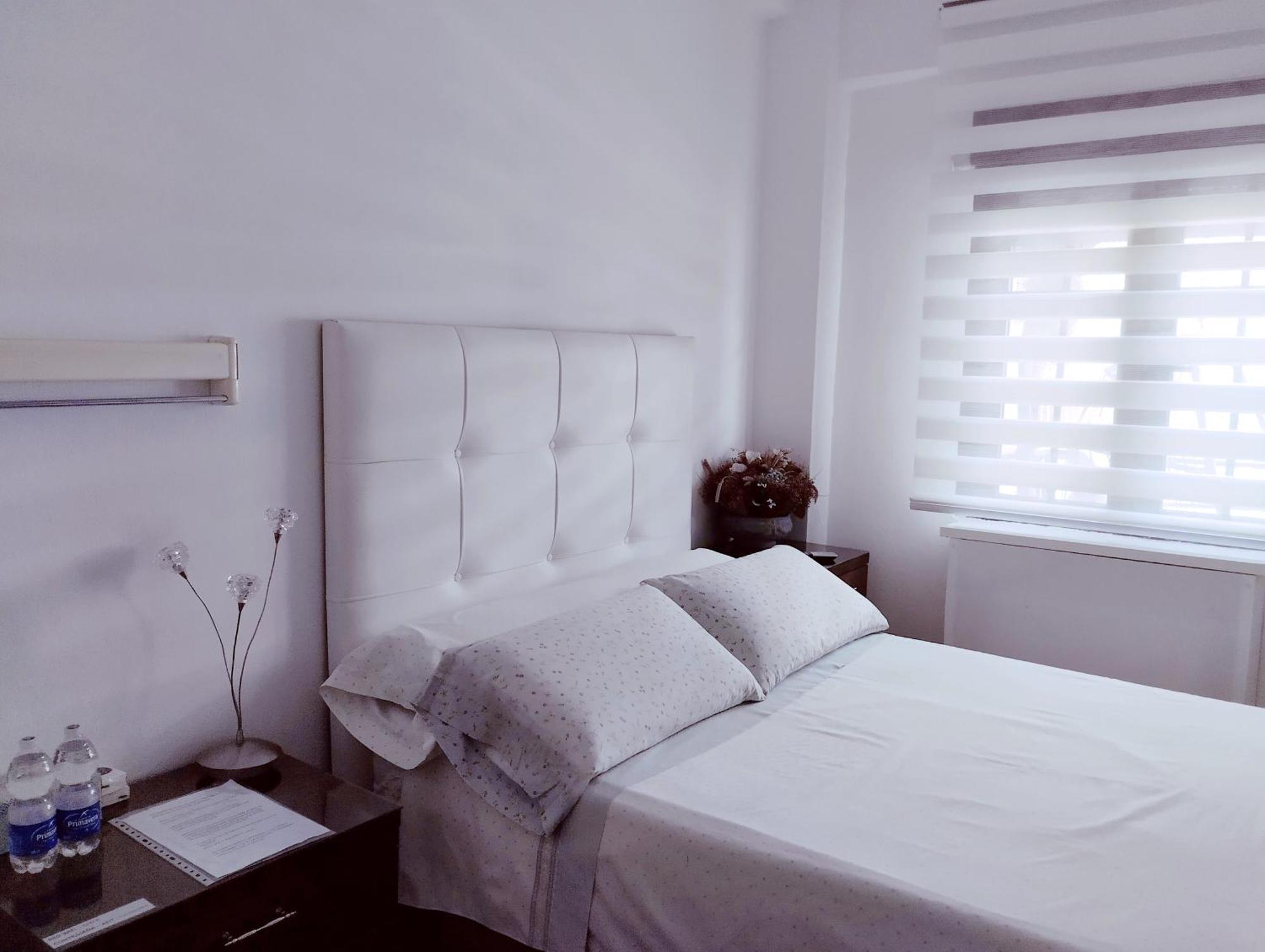 Habitaciones Individuales En Apartamento Madrid Bagian luar foto