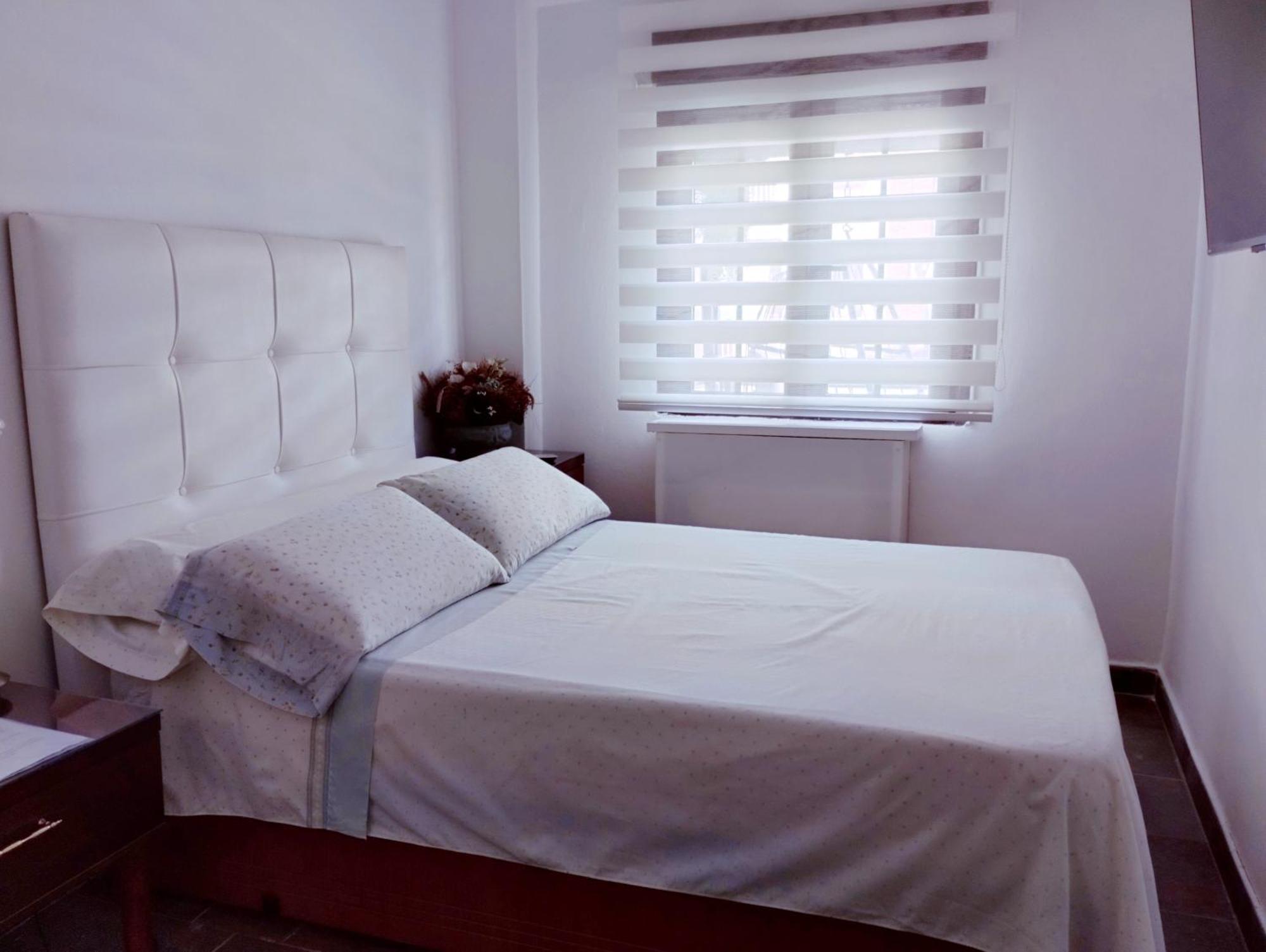 Habitaciones Individuales En Apartamento Madrid Bagian luar foto