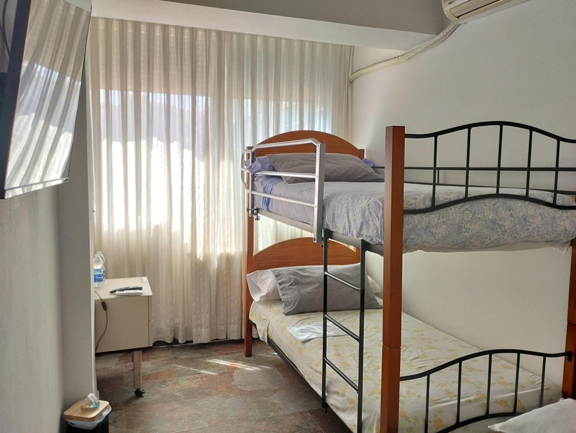 Habitaciones Individuales En Apartamento Madrid Bagian luar foto