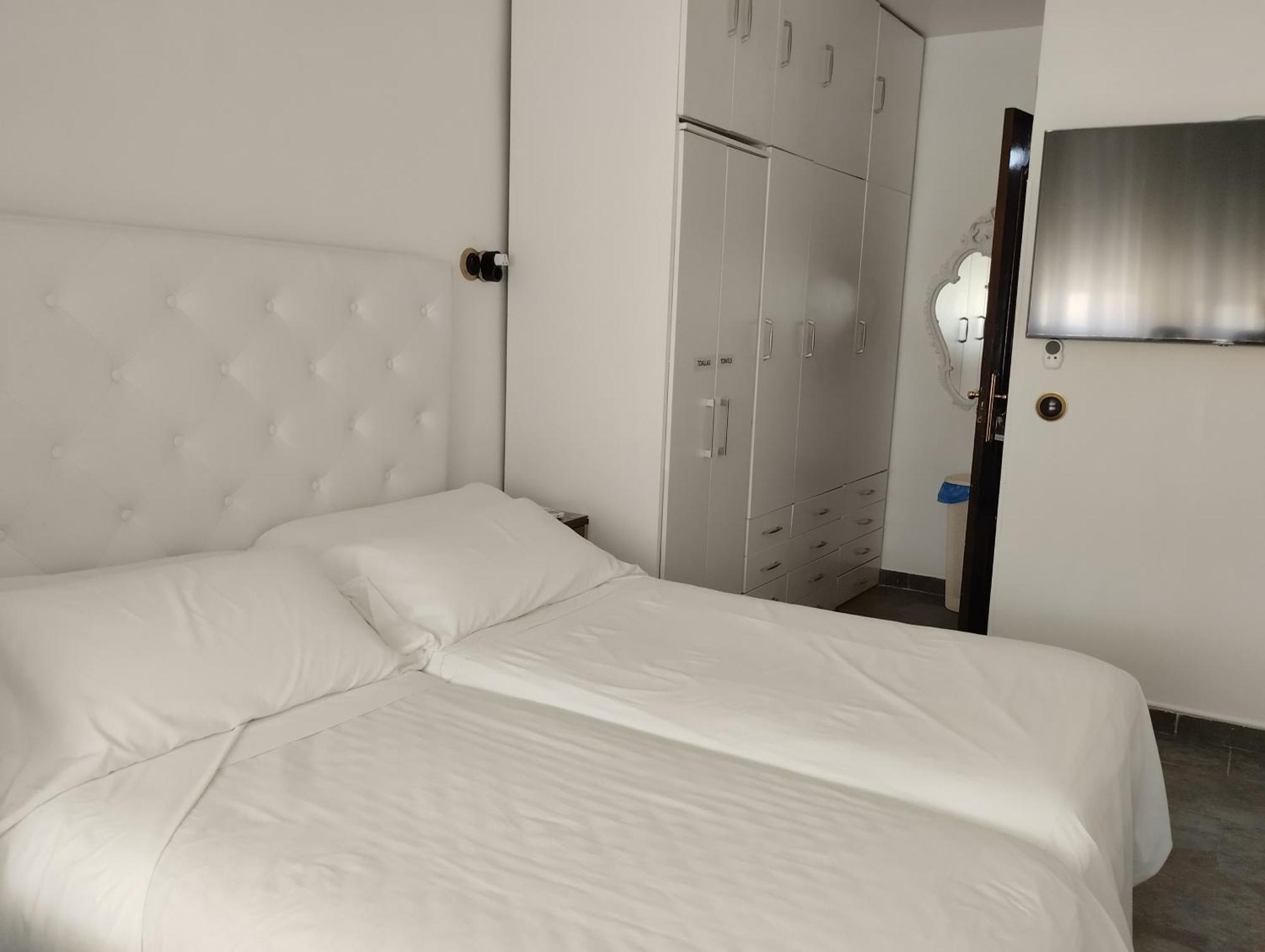 Habitaciones Individuales En Apartamento Madrid Bagian luar foto