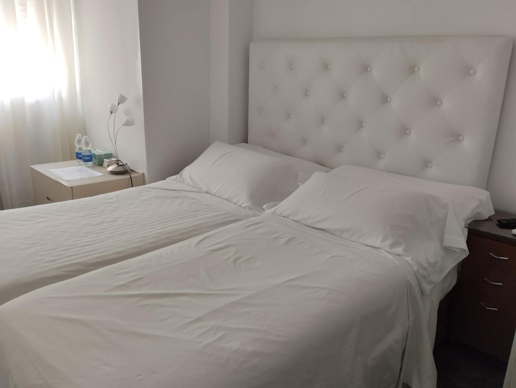 Habitaciones Individuales En Apartamento Madrid Bagian luar foto