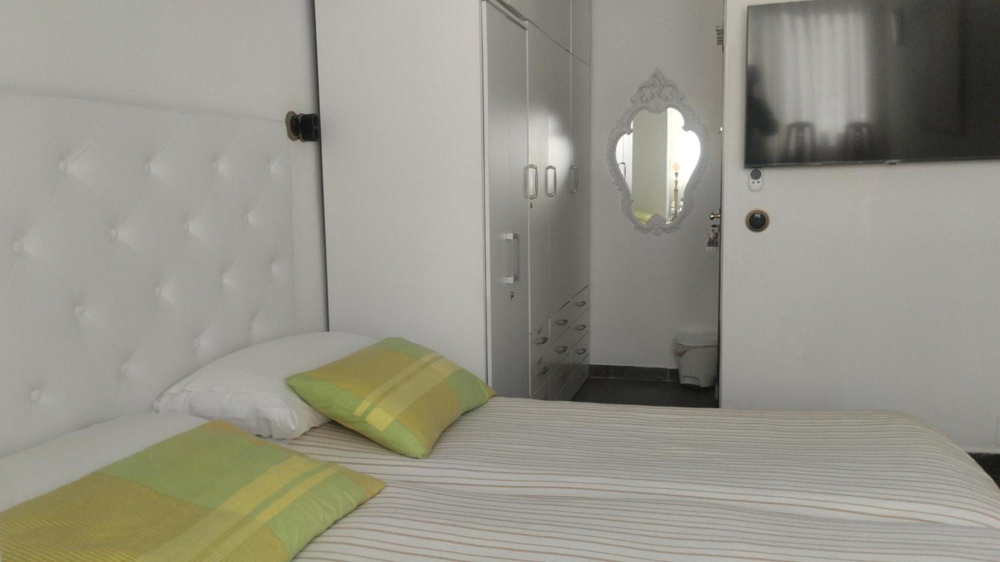Habitaciones Individuales En Apartamento Madrid Bagian luar foto
