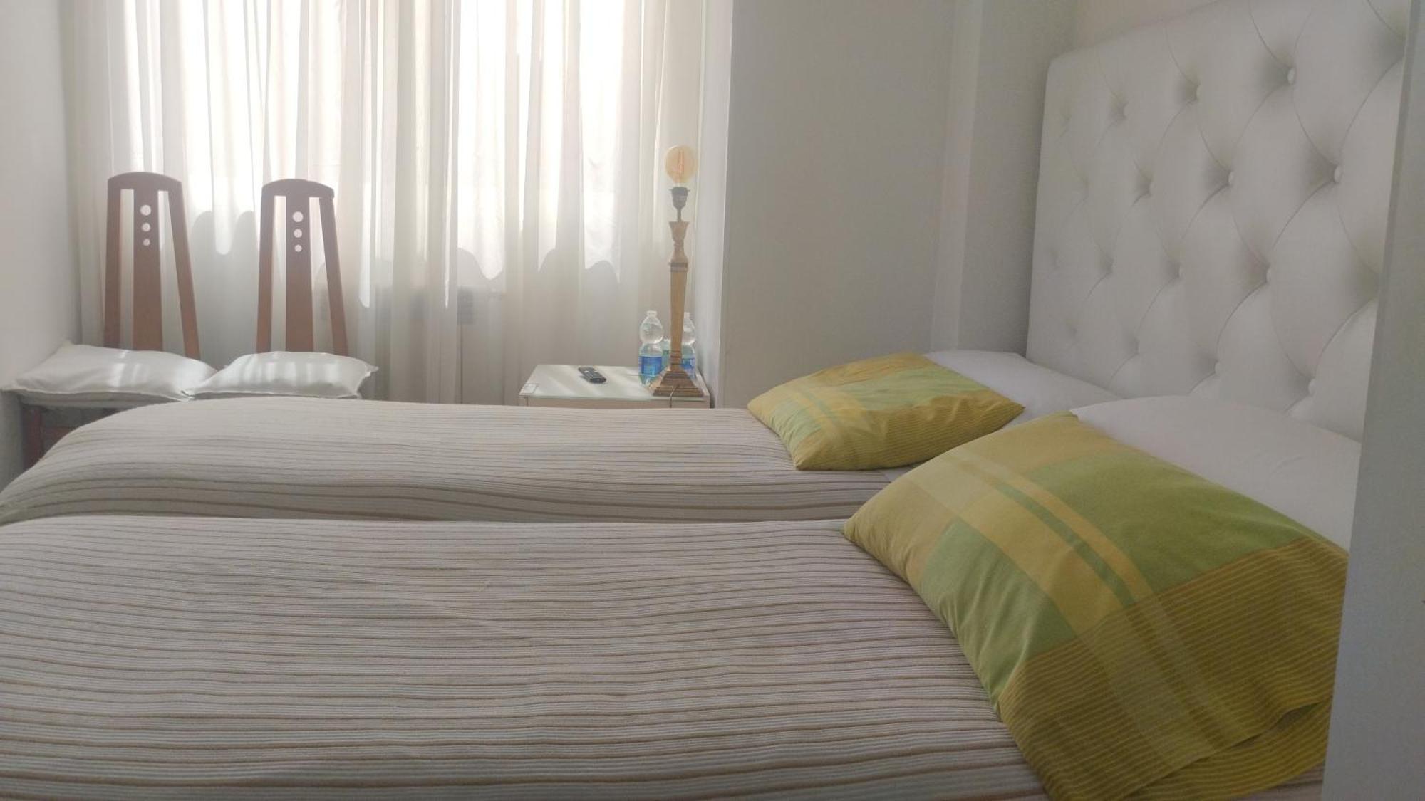 Habitaciones Individuales En Apartamento Madrid Bagian luar foto