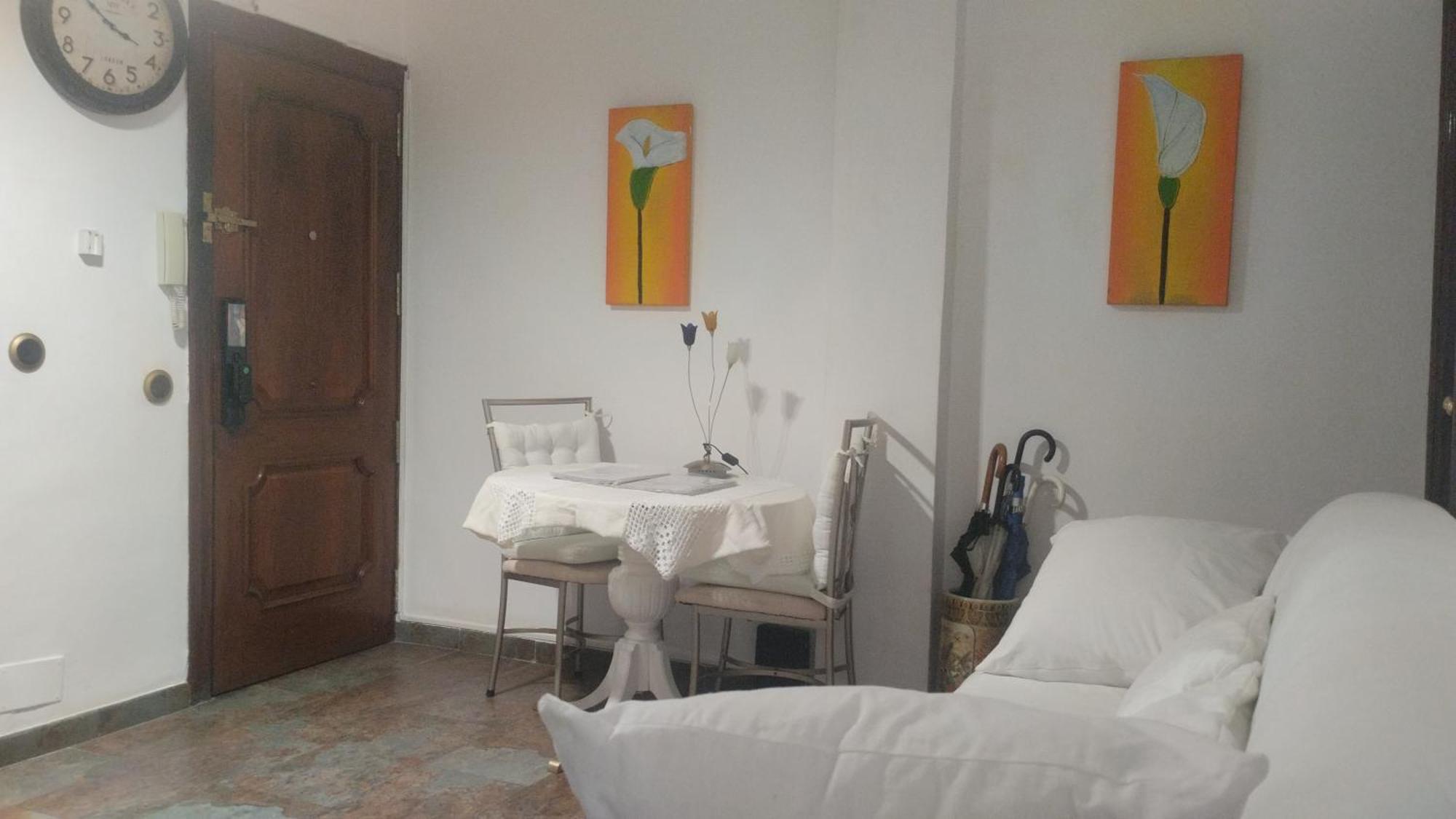 Habitaciones Individuales En Apartamento Madrid Bagian luar foto