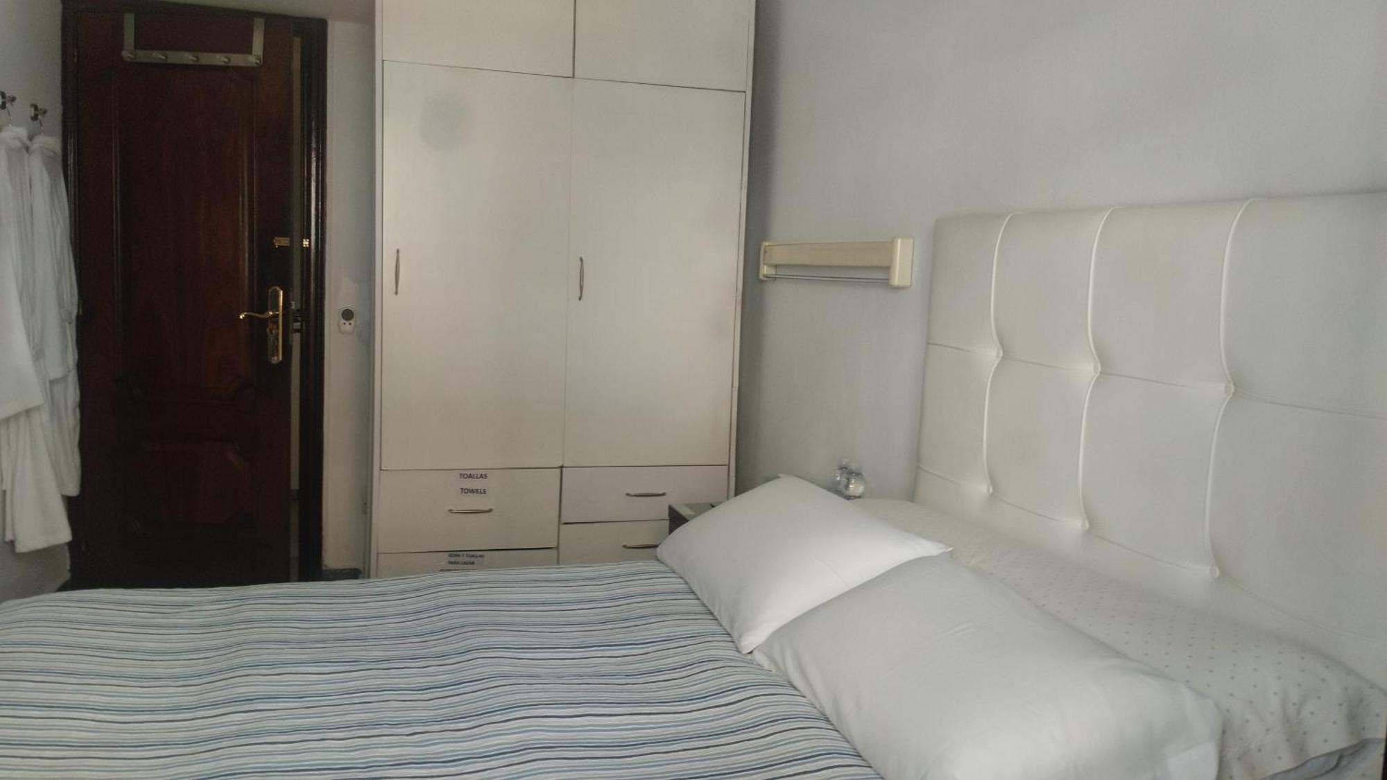 Habitaciones Individuales En Apartamento Madrid Bagian luar foto